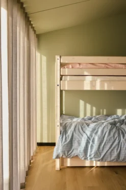 FLEXA Classic Etagenbett mit senk, Leiter und 2 Schubladen weiß lasiert