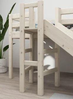 FLEXA Classic Halbhohes Bett mit Plattform und Rutsche weiß lasiert