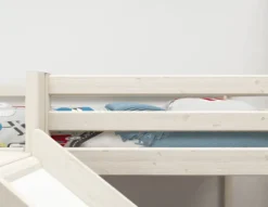 FLEXA Classic Halbhohes Bett mit Plattform und Rutsche weiß lasiert