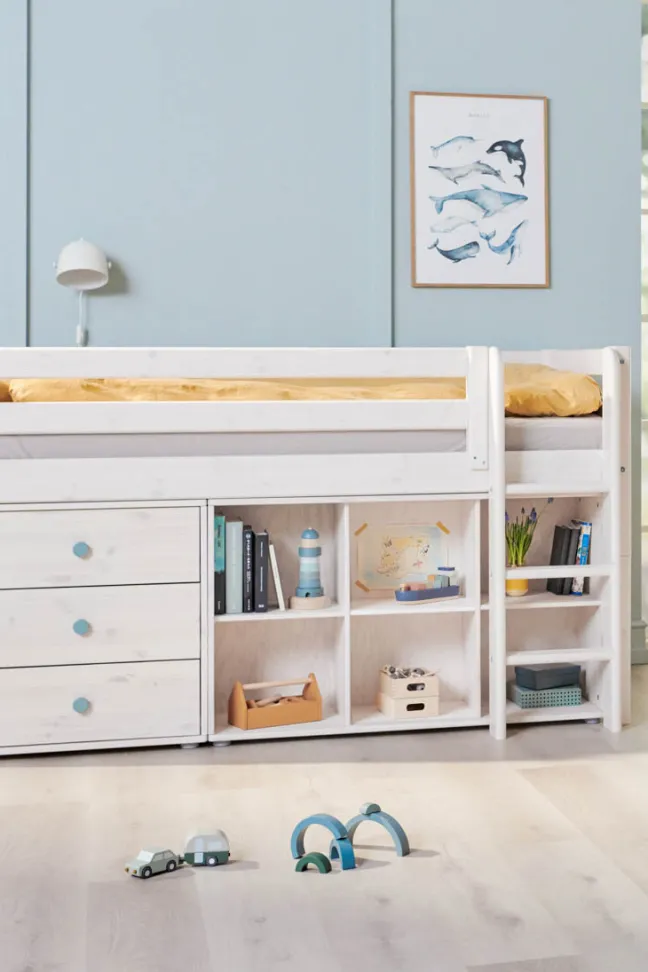 FLEXA Classic Halbhohes Bett mit senkrechter Leiter weiß lasiert