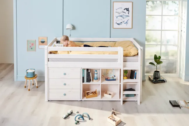 FLEXA Classic Halbhohes Bett mit senkrechter Leiter weiß lasiert