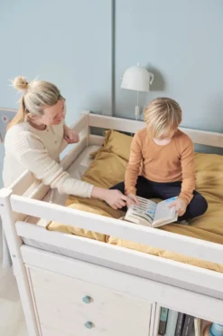 FLEXA Classic Halbhohes Bett mit senkrechter Leiter weiß lasiert