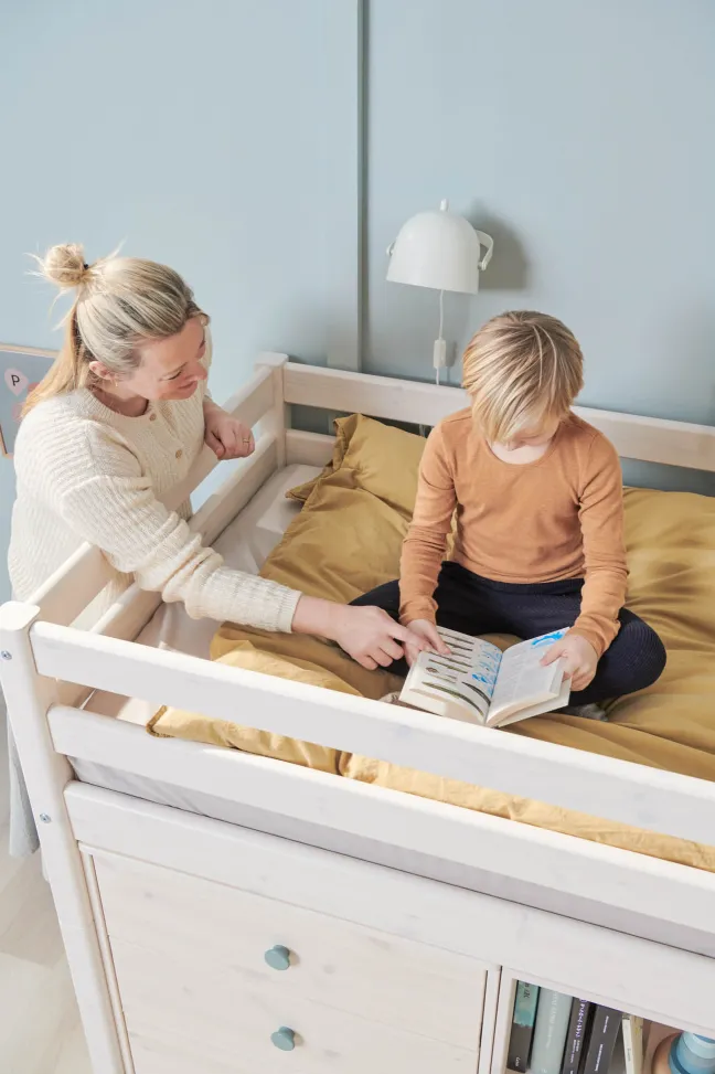 FLEXA Classic Halbhohes Bett mit senkrechter Leiter weiß lasiert