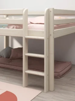 FLEXA Classic Halbhohes Bett 140x200cm mit senk. Leiter weiß lasiert