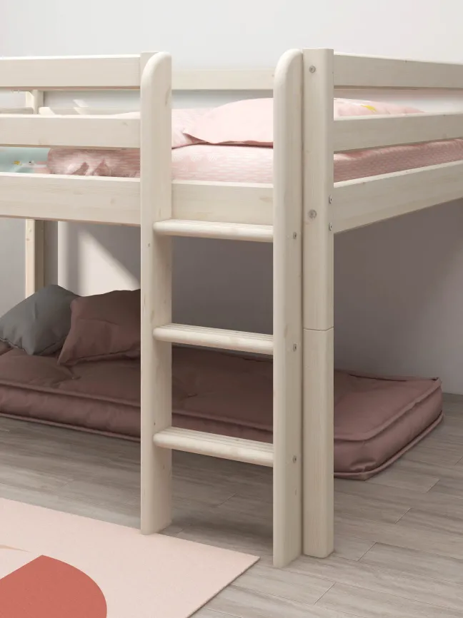 FLEXA Classic Halbhohes Bett 140x200cm mit senk. Leiter weiß lasiert