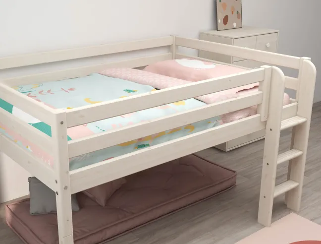 FLEXA Classic Halbhohes Bett 140x200cm mit senk. Leiter weiß lasiert