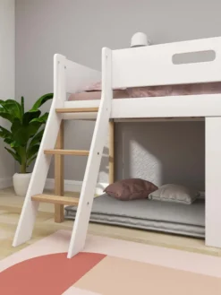 FLEXA Nor halbhohes Bett mit Schrägleiter und Baumhaus Panelen weiß
