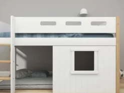 FLEXA Nor halbhohes Bett mit senkrechter Leiter und Baumhaus Panelen weiß