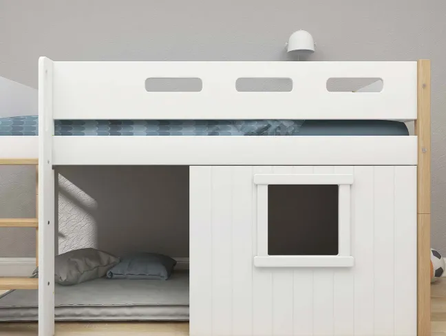 FLEXA Nor halbhohes Bett mit senkrechter Leiter und Baumhaus Panelen weiß