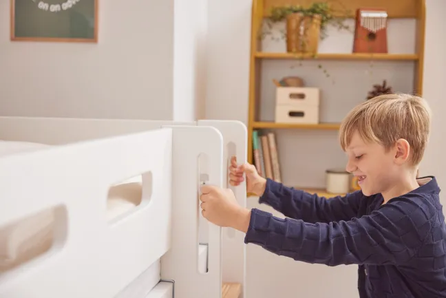 FLEXA Nor halbhohes Bett mit senkrechter Leiter und Baumhaus Panelen weiß