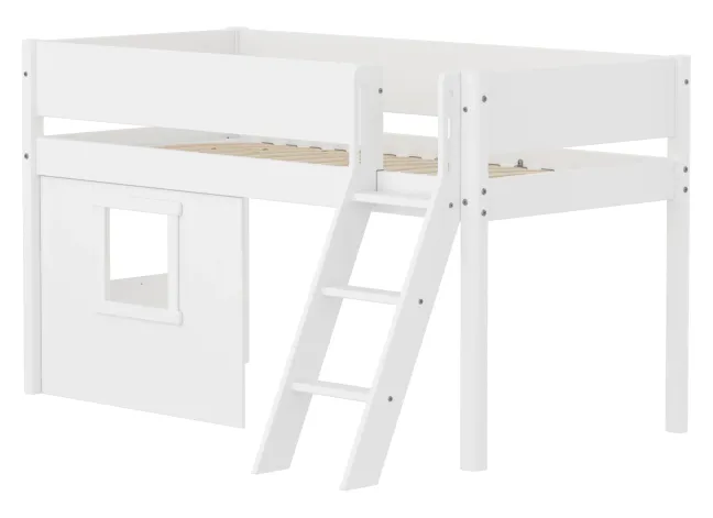 FLEXA White halbhohes Bett mit Schrägleiter, Baumhaus Panelen und Rillen Absturzsicherung weiß