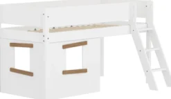 FLEXA White halbhohes Bett mit Schrägleiter, Baumhaus Panelen und Rillen Absturzsicherung weiß/Eiche