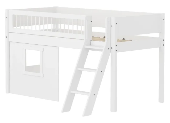 FLEXA White halbhohes Bett mit Schrägleiter, Baumhaus Panelen und Streben Absturzsicherung weiß