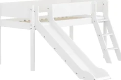 FLEXA White halbhohes Bett mit Schrägleiter, Rutsche und Rillen Absturzsicherung weiß