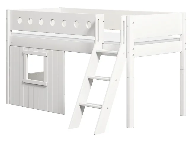 FLEXA White halbhohes Bett mit Schrägleiter und Baumhaus Panelen weiß