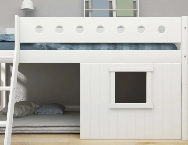 FLEXA White halbhohes Bett mit Schrägleiter und Baumhaus Panelen weiß