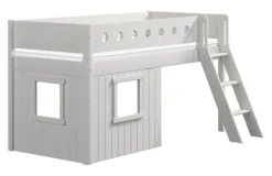 FLEXA White halbhohes Bett mit Schrägleiter und Baumhaus Panelen weiß