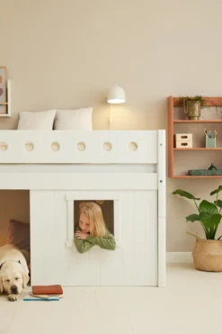 FLEXA White halbhohes Bett mit Schrägleiter und Baumhaus Panelen weiß