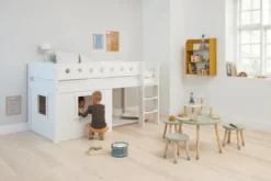 FLEXA White halbhohes Bett mit senkrechter Leiter und Baumhaus Panelen weiß