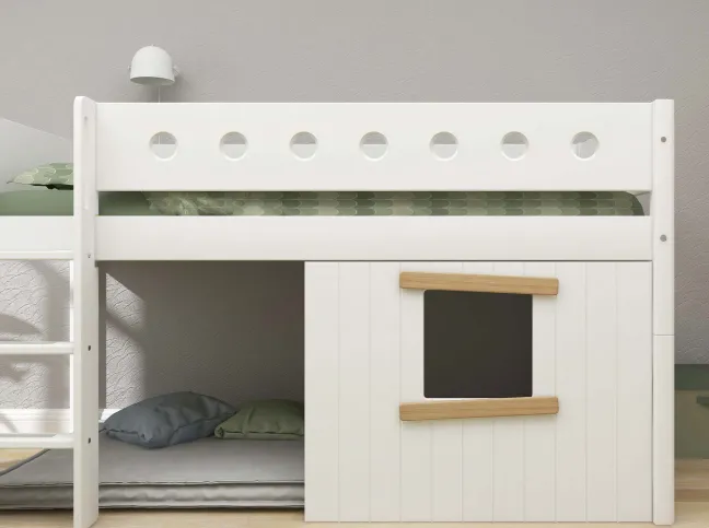 FLEXA White halbhohes Bett mit senkrechter Leiter und Baumhaus Panelen weiß/Eiche