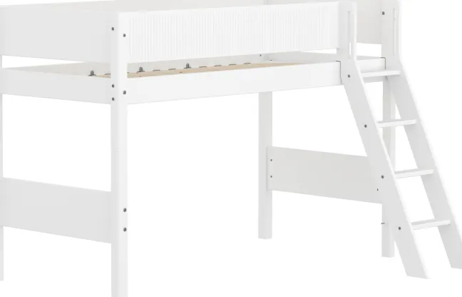 FLEXA White Mittelhohes Bett mit Schrägleiter und Rillen Absturzsicherung weiß
