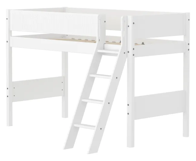 FLEXA White Mittelhohes Bett mit Schrägleiter und Rillen Absturzsicherung weiß
