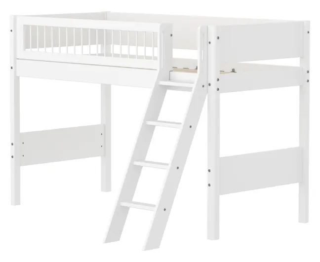 FLEXA White Mittelhohes Bett mit Schrägleiter und Streben Absturzsicherung weiß