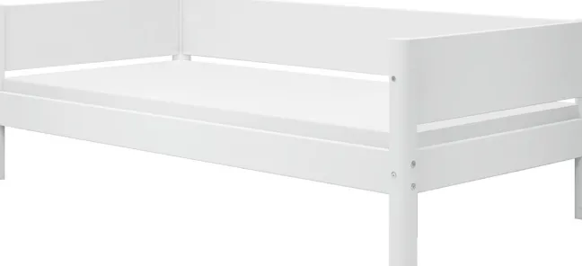FLEXA White Mittelhohes Bett mit senkrechter Leiter weiß