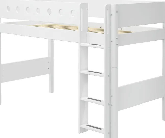 FLEXA White Mittelhohes Bett mit senkrechter Leiter weiß