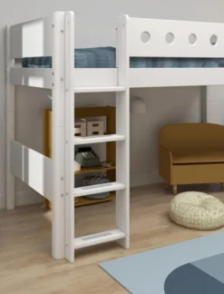 FLEXA White Mittelhohes Bett mit senkrechter Leiter weiß