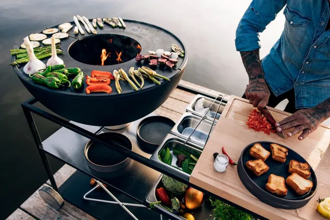 Höfats FIRE KITCHEN Outdoorküche mit BOWL 70 Plancha-Grillset tief