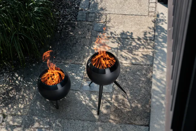 Höfats MOON 45 All Black Feuerkorb mit hohem Fuß schwarz
