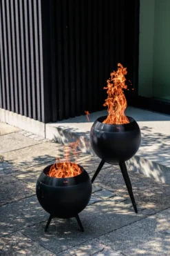 Höfats MOON 45 All Black Feuerkorb mit hohem Fuß schwarz