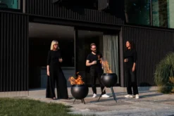 Höfats MOON 45 All Black Feuerkorb mit hohem Fuß schwarz