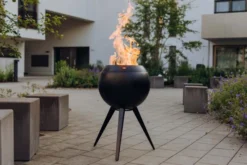 Höfats MOON 45 All Black Feuerkorb mit hohem Fuß schwarz