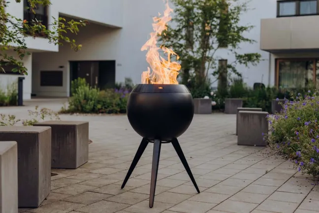Höfats MOON 45 All Black Feuerkorb mit hohem Fuß schwarz