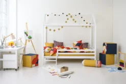 Hoppekids ECO Dream Hausbett 90x200cm mit 3/4 Absturzs. und kleiner Leiter weiß