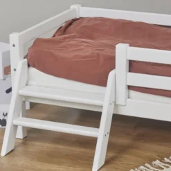 Hoppekids ECO Dream Juniorbett 70x160cm mit 3/4 Absturzs. und kleiner Leiter weiß