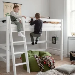 Hoppekids ECO Luxury Mittelhochbett 90x200cm mit Rollrost und Schrägleiter weiß