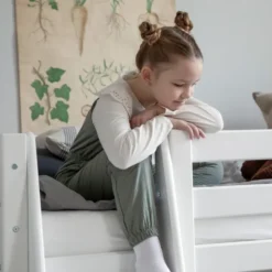 Hoppekids ECO Luxury Mittelhochbett 90x200cm mit Rollrost und Schrägleiter weiß