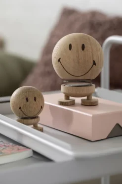 Hoptimist® Wackelfigur Smiley M Eiche braun