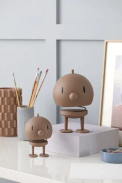 Hoptimist® Wackelfigur Soft Bumble L braun