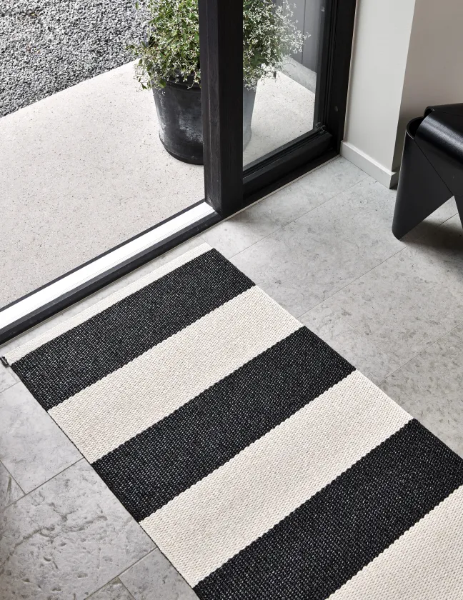 Pappelina Teppich Bob Black Vanilla 70 x 150 cm BOX715