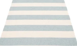 Pappelina Teppich Bob Blue Fog Vanilla 140 x 180 cm BO3H418