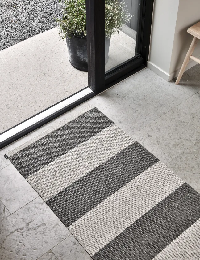 Pappelina Teppich Bob Charcoal Linen 70 x 225 cm BO9A722