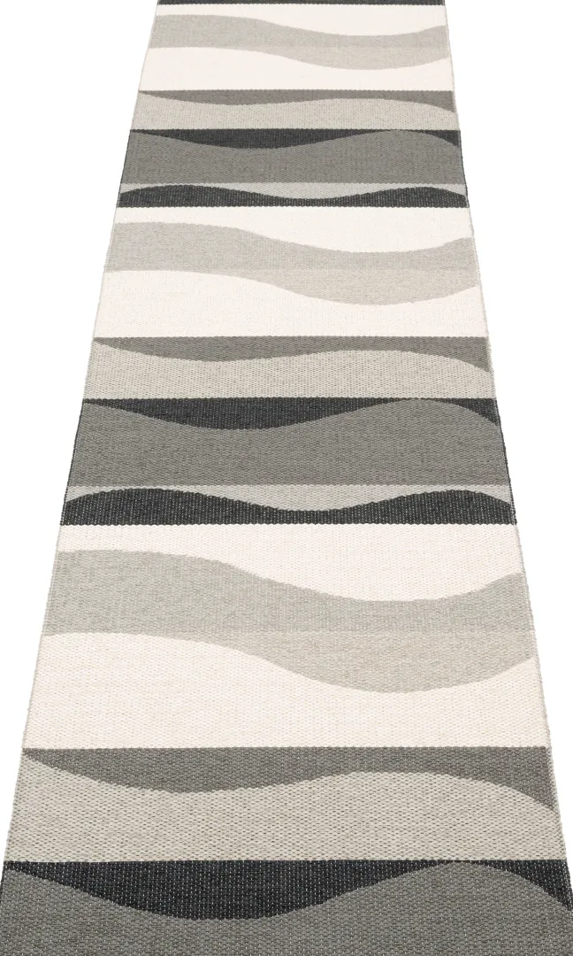 Pappelina Teppich Urvi Metal 70 x 300 cm UR9J730