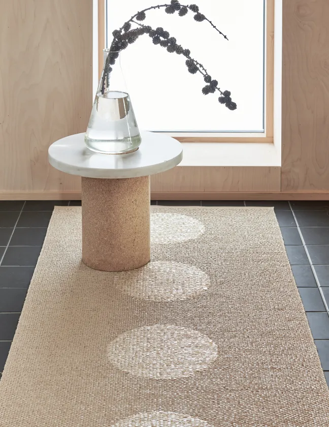 Pappelina Teppich VERA 2.0 Bio Edition Beige/Beige Metallic 70 x 280 cm V26E728