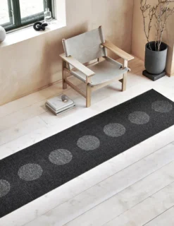 Pappelina Teppich VERA 2,0 Bio Edition Black/Black Metallic 70 x 120 cm V2X712