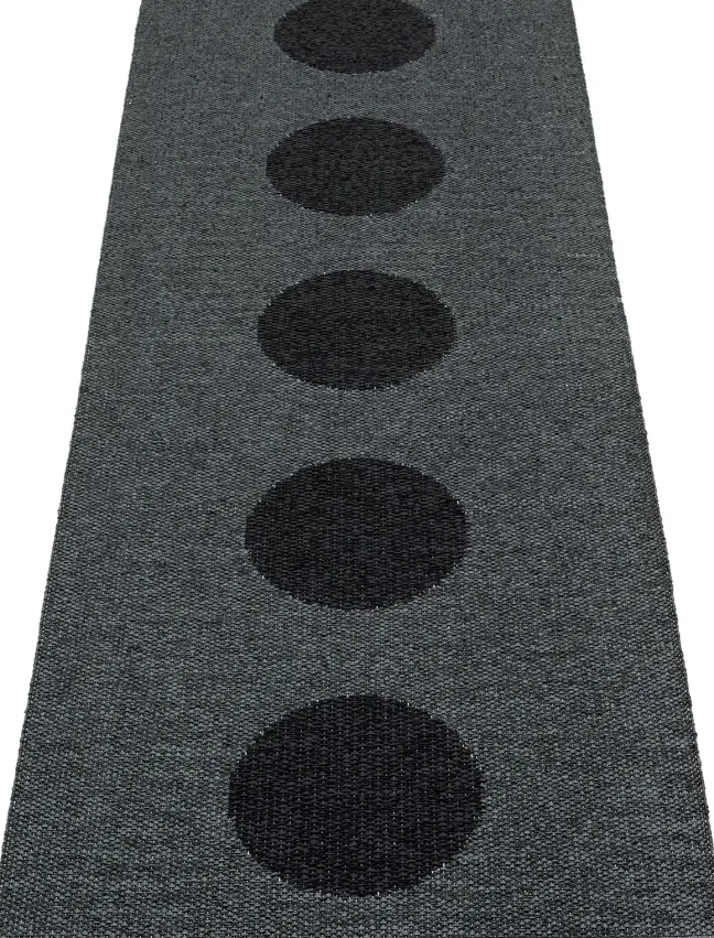 Pappelina Teppich VERA 2,0 Bio Edition Black/Black Metallic 70 x 360 cm V2X736