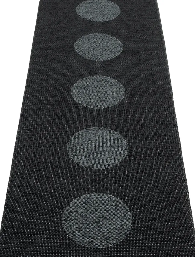 Pappelina Teppich VERA 2,0 Bio Edition Black/Black Metallic 70 x 360 cm V2X736